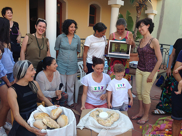 Everybody watching video